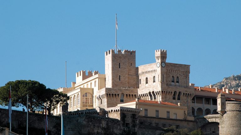 Un faux prince tente d’extorquer de l’argent à des notables