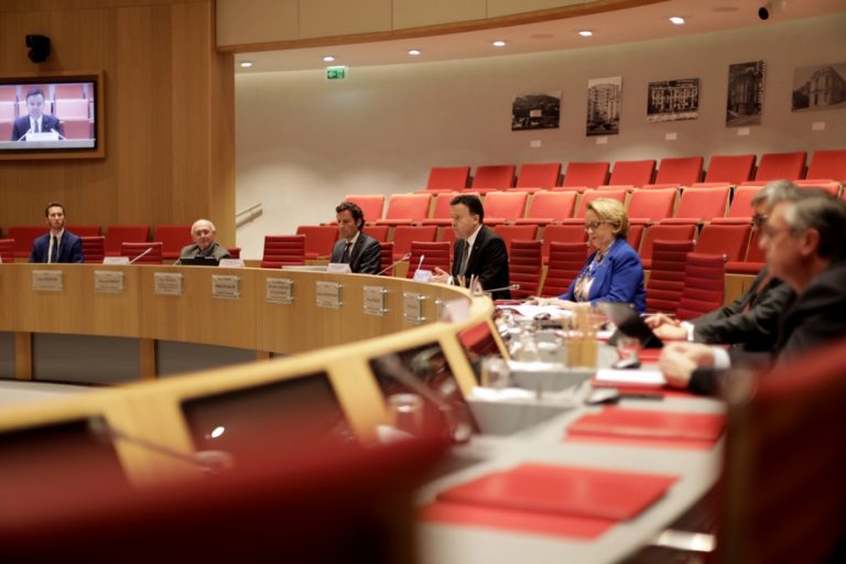 Covid-19 : le conseil national obtient un « comité mixte de suivi »