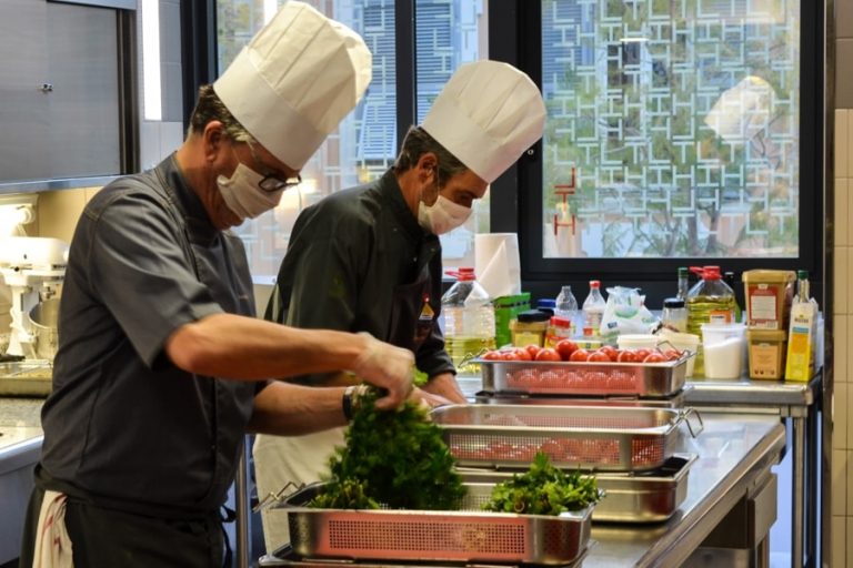 A Monaco, des profs de cuisine mobilisés pour nourrir les aînés