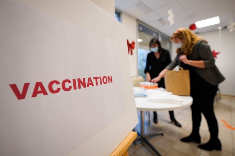 panneaux vaccination espace Léo Ferre Monaco