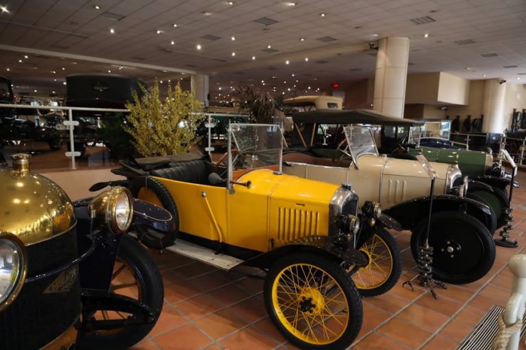 70 voitures appartenant à la collection du Prince déménagent sur le Port Hercule