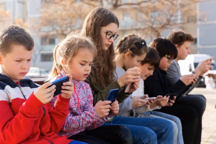 Adolescent smartphone réseaux sociaux téléphone enfant