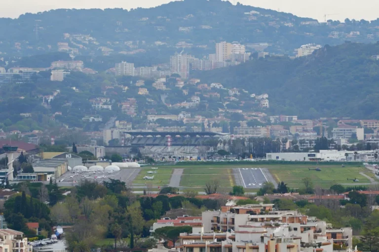 Aéroport Cannes-Mandelieu aviation jets privés empreinte carbone