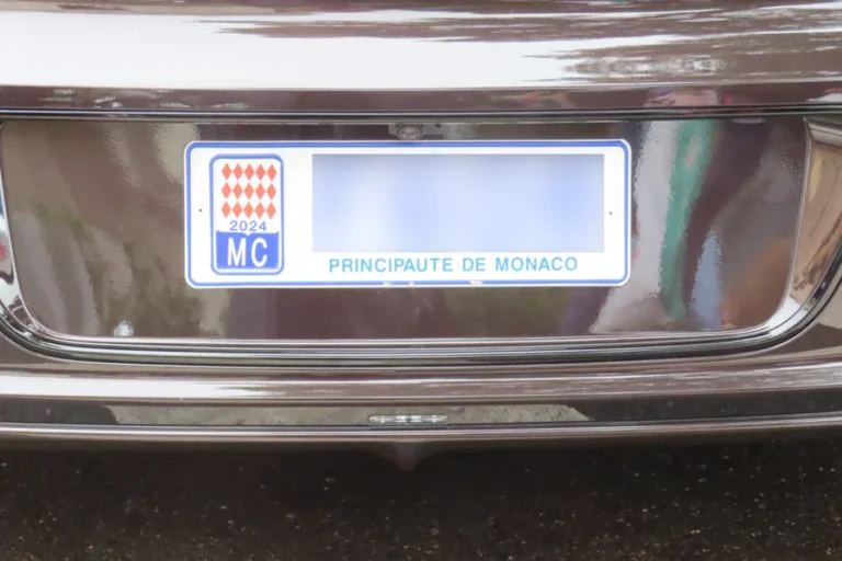 Personnaliser sa plaque d’immatriculation sera-t-il bientôt payant à Monaco ?