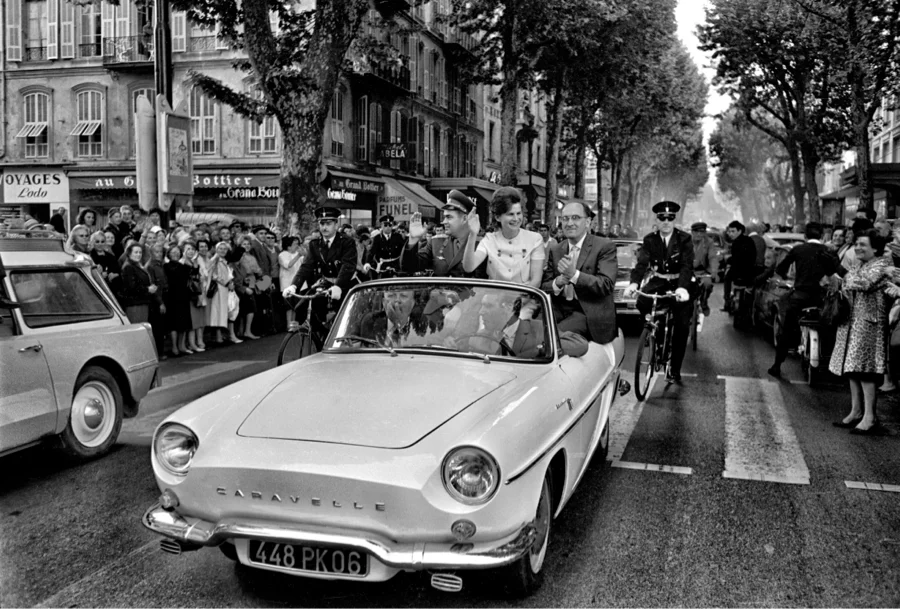 L’aviateur Andrian Nikolaïev et Valentina Terechkova, première femme à s’envoler pour l’espace, sur l’avenue de la Victoire à Nice le 18 mai 1965
