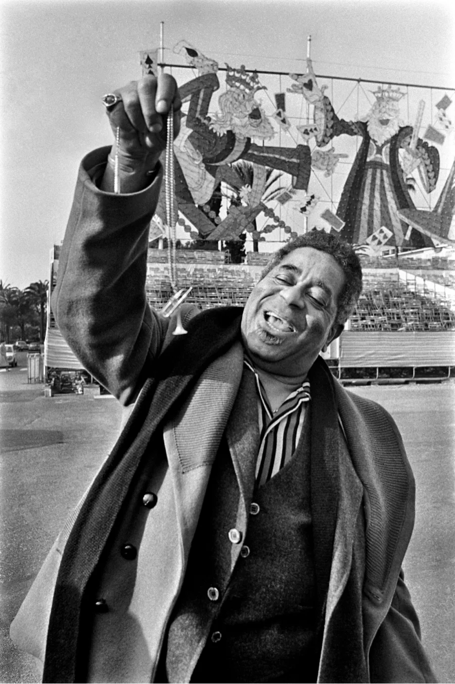 Le trompettiste Dizzy Gillespie devant les décors du Carnaval de Nice en février 1978