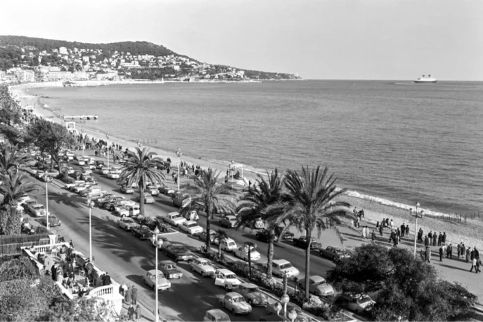 Le célèbre paquebot France dans la baie des Anges à Nice en novembre 1970