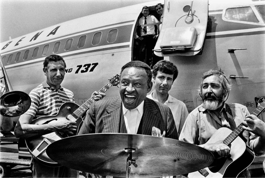 Lionel Hampton accueilli par la Grande Parade du Jazz à l’aéroport de Nice le 8 juillet 1979