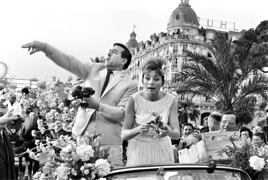 Luis Mariano et Annie Cordy à la Bataille des Fleurs sur la Promenade des Anglais à Nice, le 7 février 1964