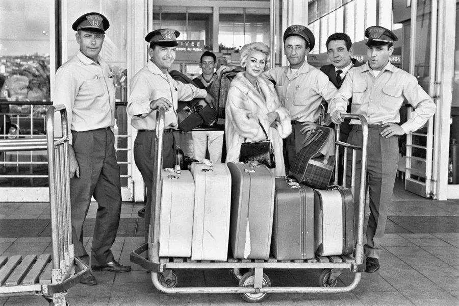 Martine Carol et les porteurs de l’aéroport de Nice, le 2 octobre 1965